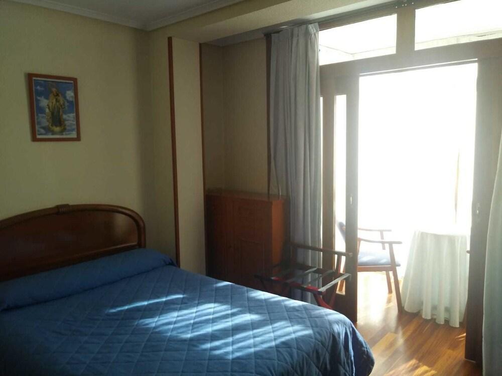 Hostal Sancho Garcia Espinosa De Los Monteros Exterior photo
